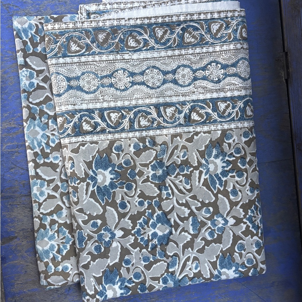 Tablecloth with floral pattern